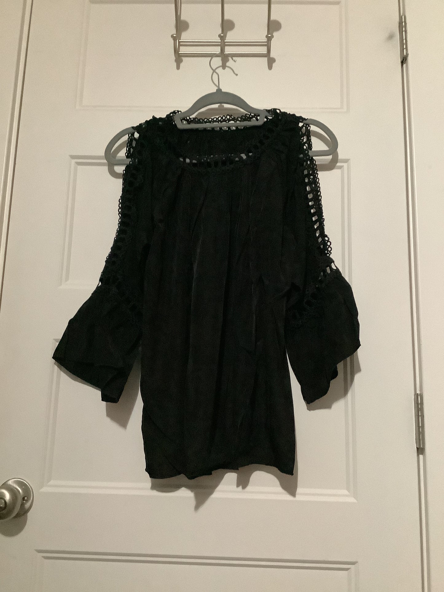 Black open sleeve shirt