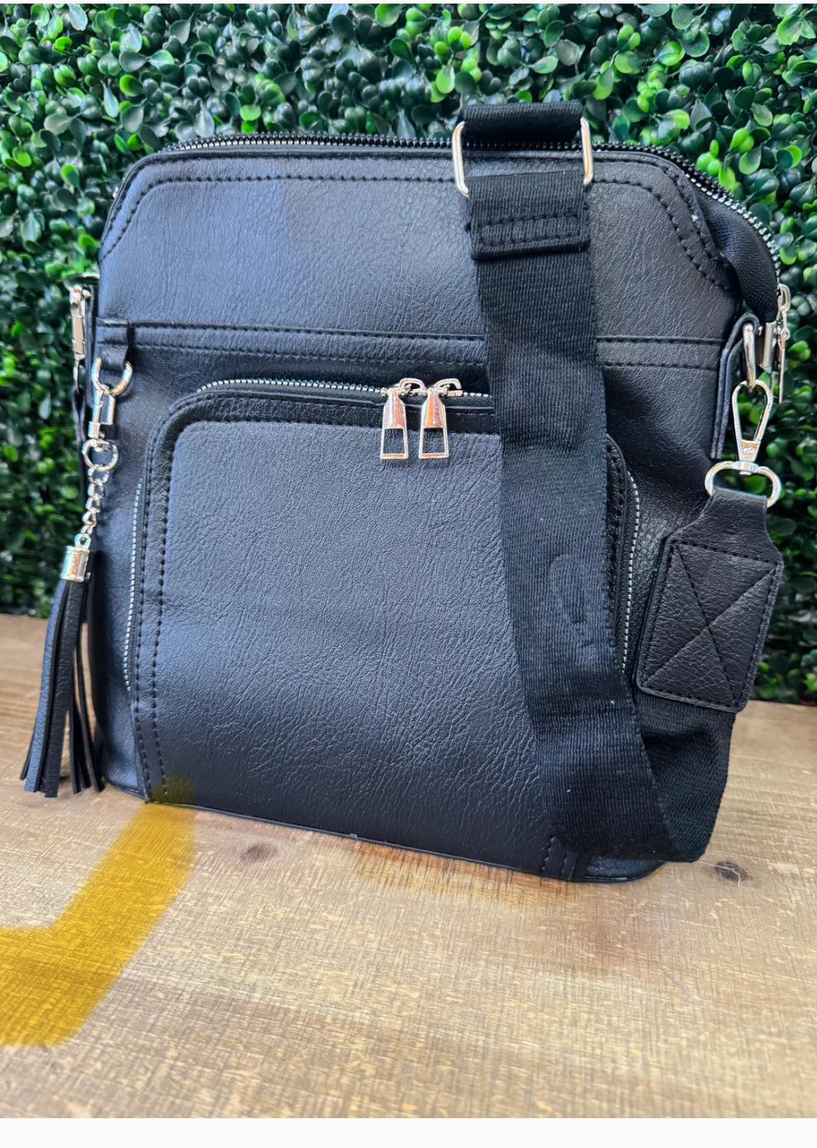 The Hadley solid black